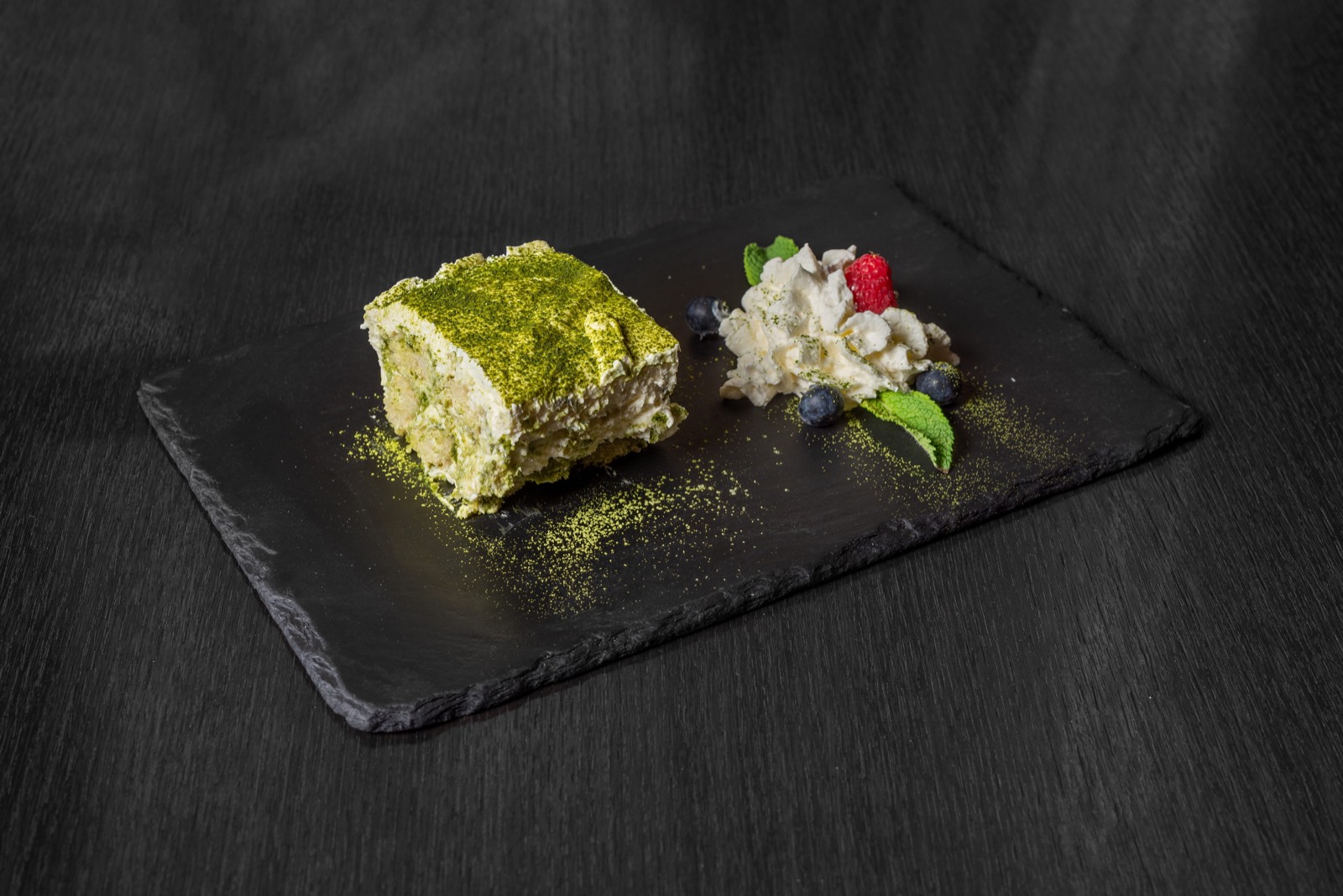 Hausgemachtes Matcha-Tiramisu mit weißer Schokolade